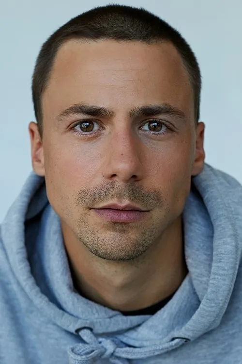 Alex Trahan interpretando a Mo