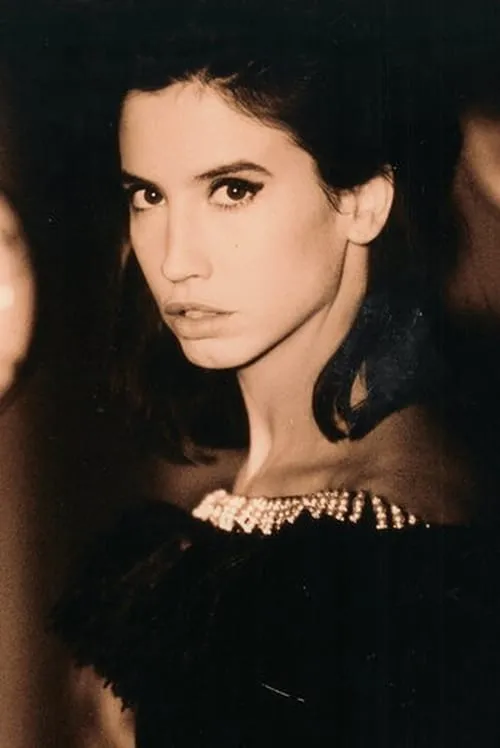 Alex Warren interpretando a Vet Secretary