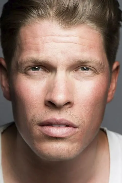 Alexander Cendese interpretando a M.P. Nesbit