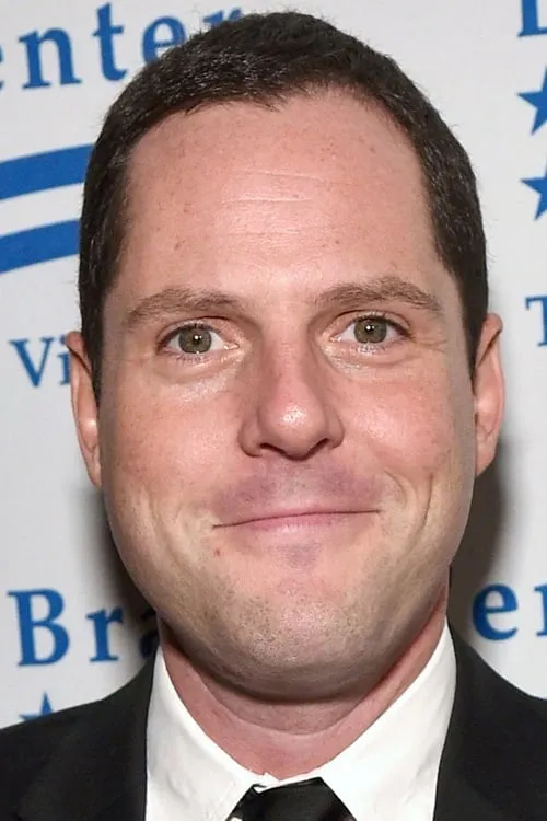 Alexander Chaplin interpretando a Mike Charles