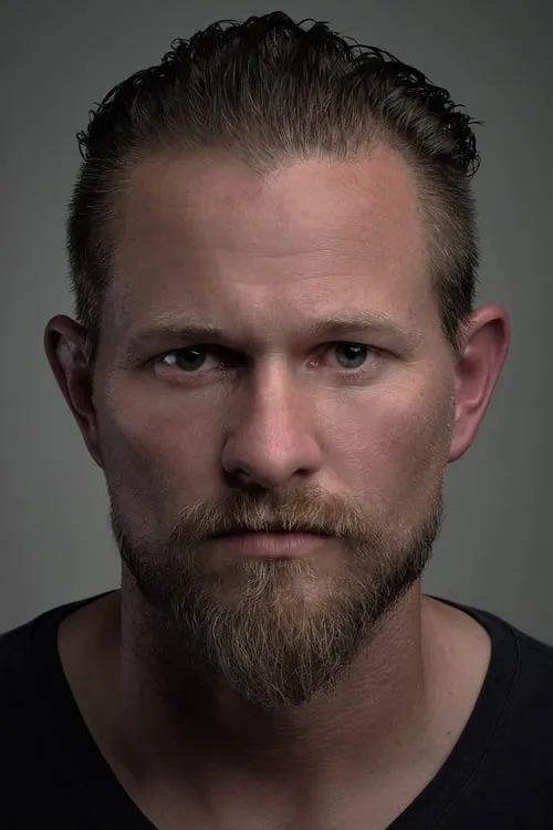 Alexander Kane interpretando a Frank James