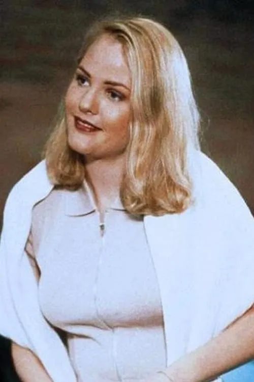 Alexander Keith interpretando a Vicki Taylor