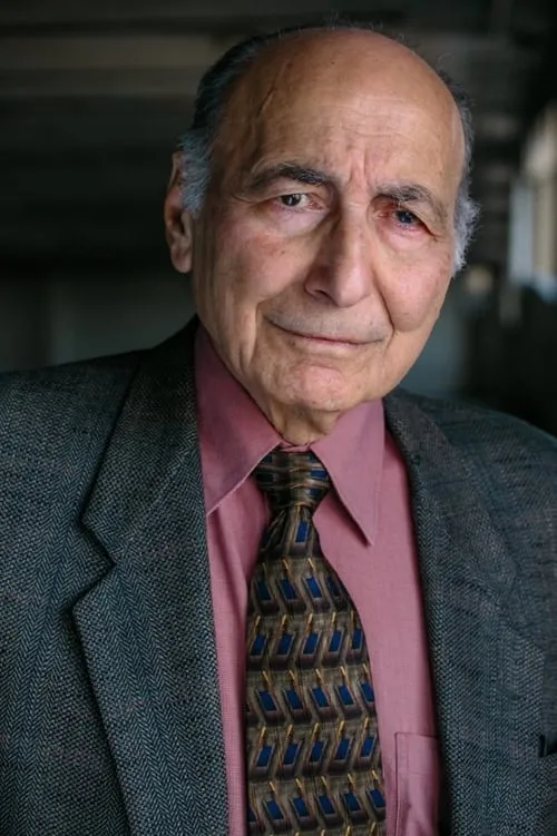 Alexander Zale interpretando a Angry Old Man