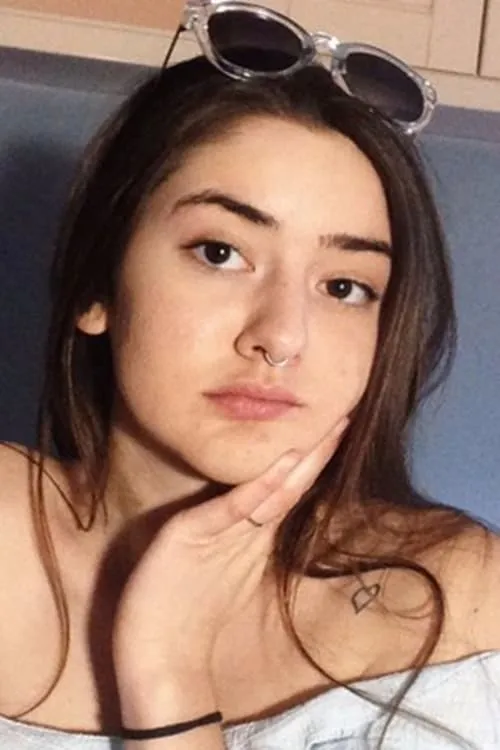 Alexia Antoniadou interpretando a Emma