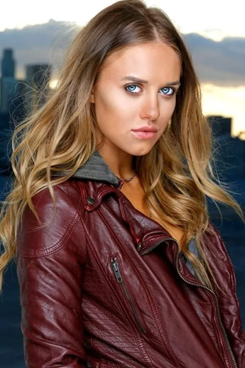 Alexis Codding interpretando a Cavegirl #3