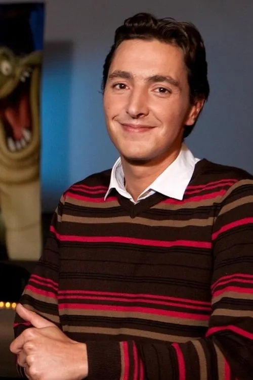 Alexis Tomassian interpretando a Nicolas