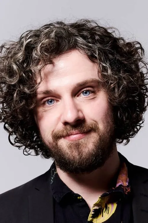 Alfie Brown interpretando a