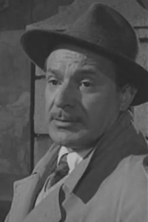 Alfonso Godá interpretando a Sacerdote