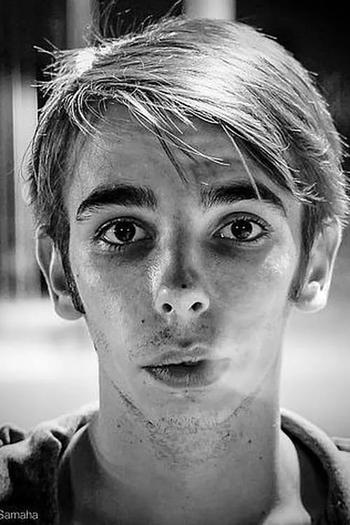 Alfredo Minea interpretando a Alex