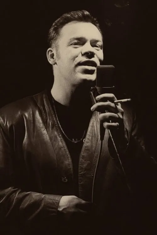 Ali Campbell interpretando a Self
