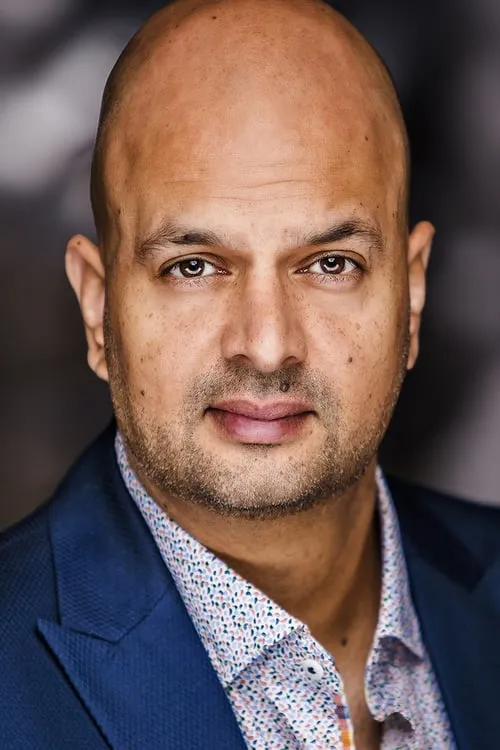 Ali Hassan interpretando a Mahmood