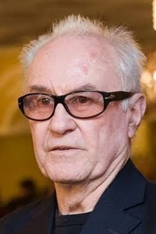 Ali Khamraev interpretando a Himself