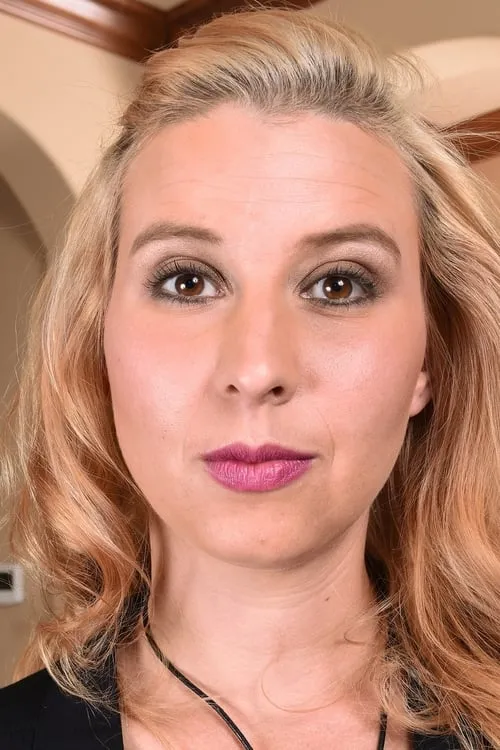 Alice Chambers interpretando a