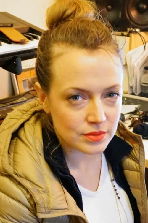 Alice Daquet interpretando a Eve