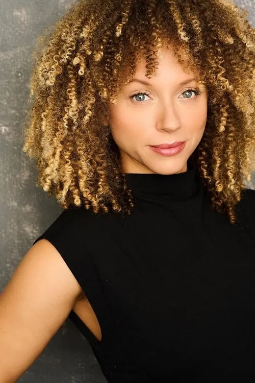 Alicia S Mason interpretando a Simmons