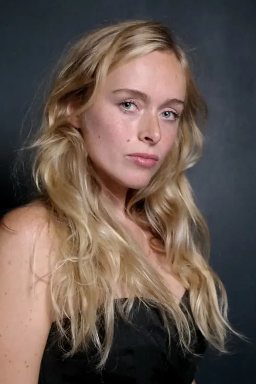 Aliénor Seydoux interpretando a Martine