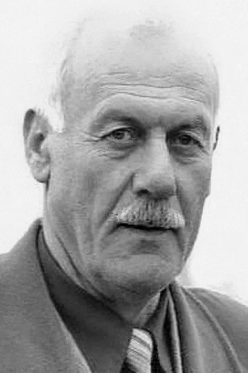 Alijan Azizov interpretando a Officer