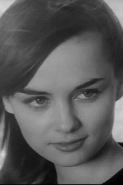 Alita Naughton interpretando a Journalist