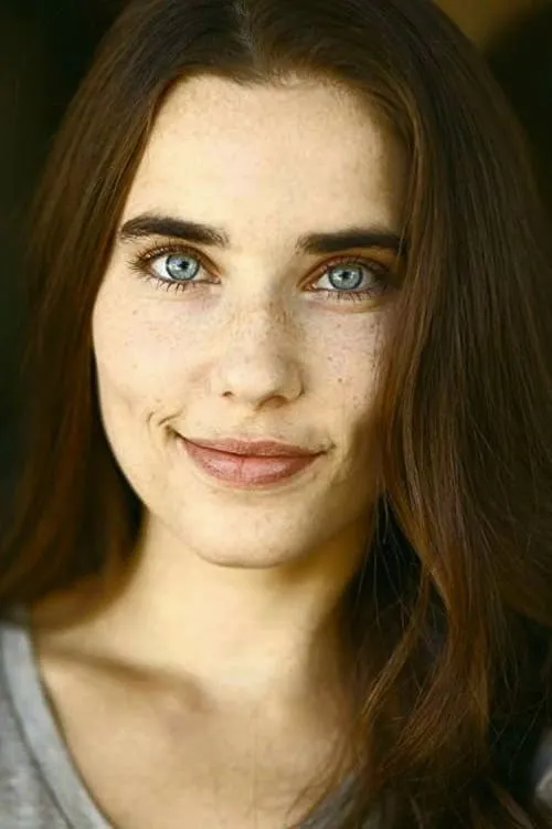 Alix Angelis interpretando a The Quiet One