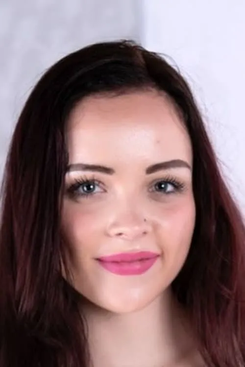 Aliya Brynn interpretando a