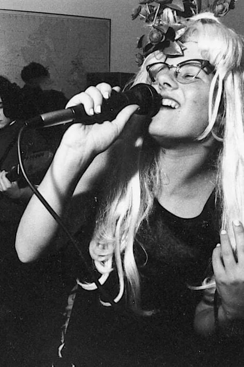 Allison Wolfe interpretando a