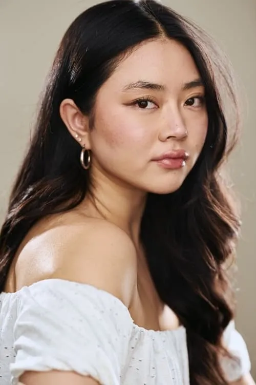 Allison Ye interpretando a Dina