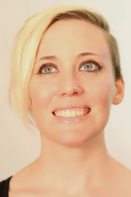 Allix Mortis interpretando a Alice