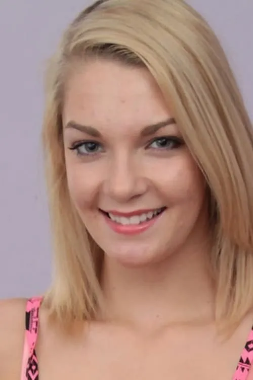 Ally Brooks interpretando a