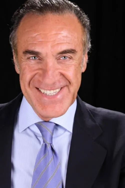 Alvaro Gradella interpretando a Avvocato Viesti