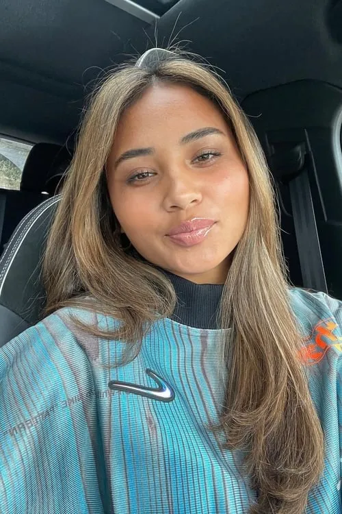 Alyssa Thompson — personaje: Self