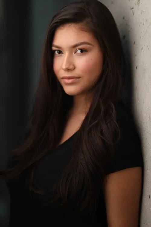 Alyssa Wapanatâhk interpretando a Tiger Lily