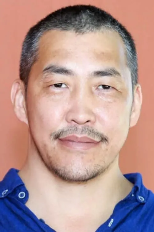 Амаду Мамадаков interpretando a 