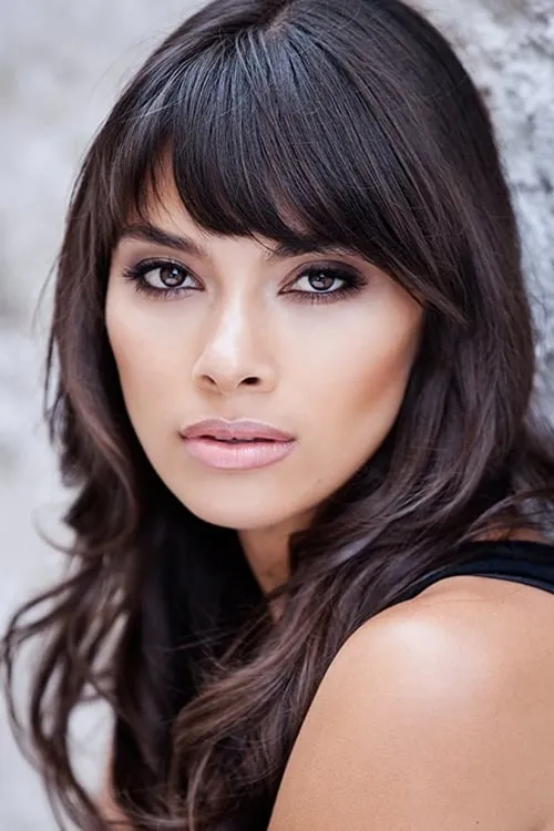 Amali Golden interpretando a Ava