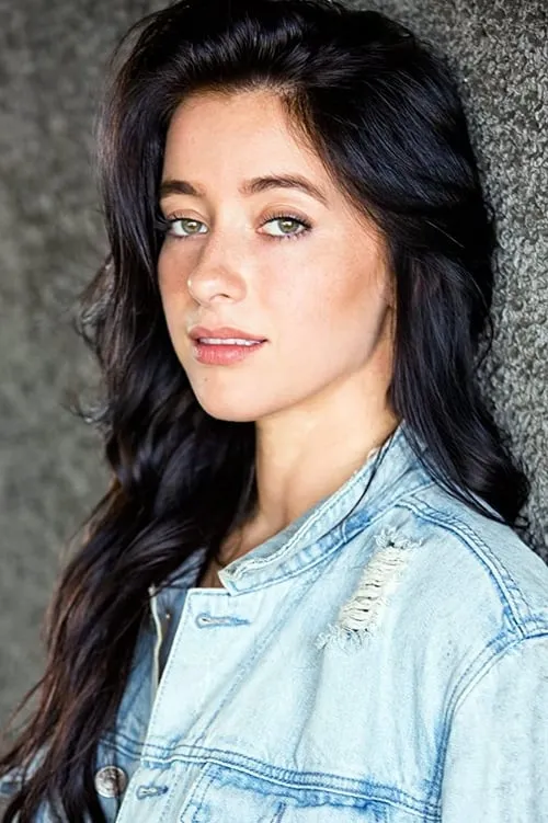 Amanda Holquin interpretando a Mona