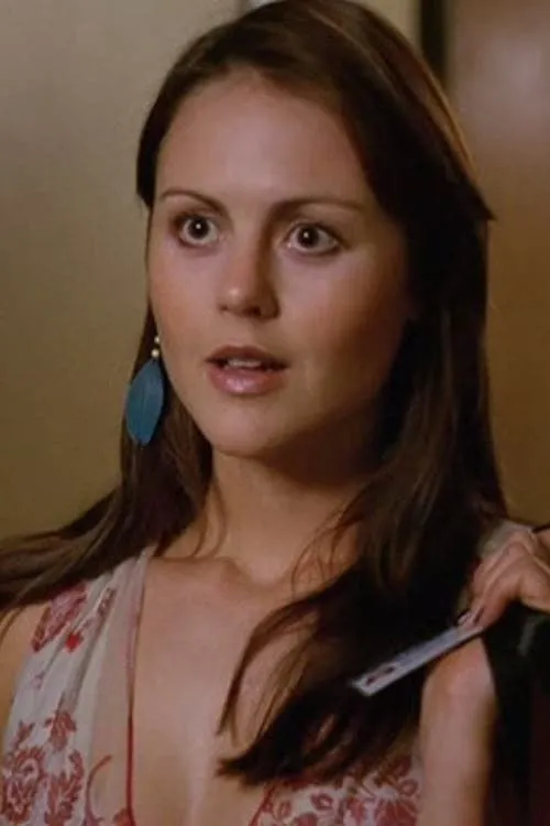 Amber Sainsbury interpretando a Frances