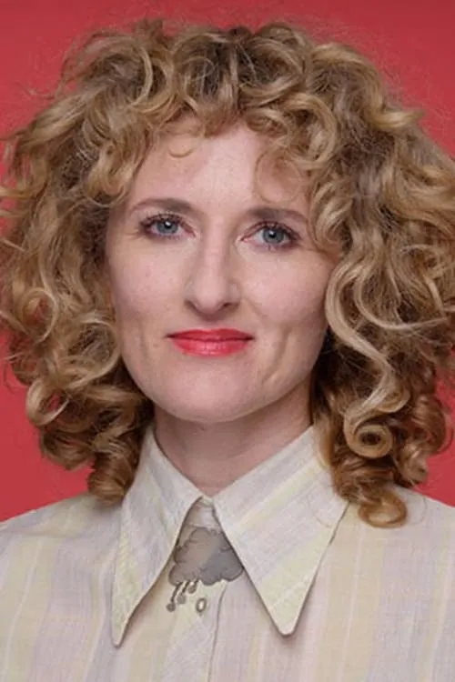 Amber Sealey interpretando a Lucy