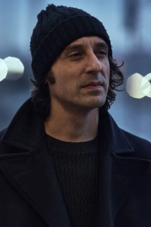 Amir Chamdin interpretando a Juan