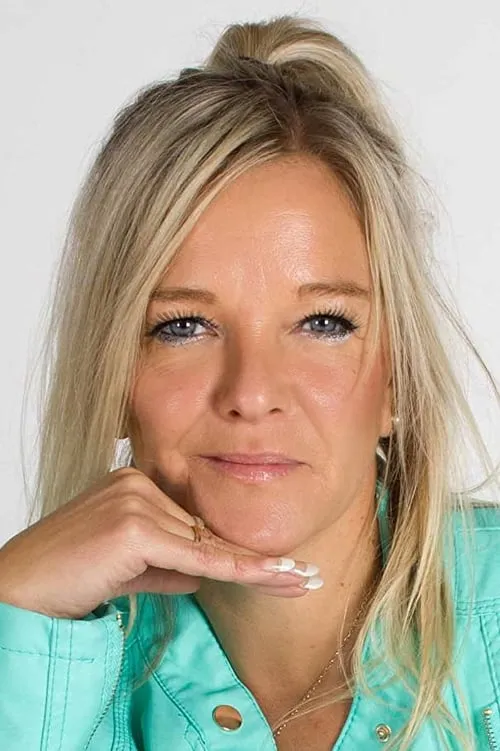 Amy Clare Beales interpretando a Restaurant customer