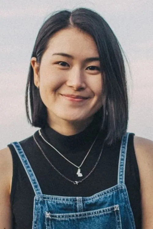 Amy Keum interpretando a Leslie