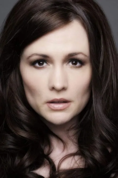 Amye Gousset interpretando a Priscilla Grinder