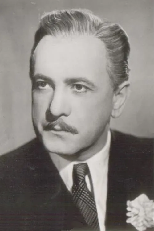 Andor Ajtay interpretando a Lieutenant Colonel