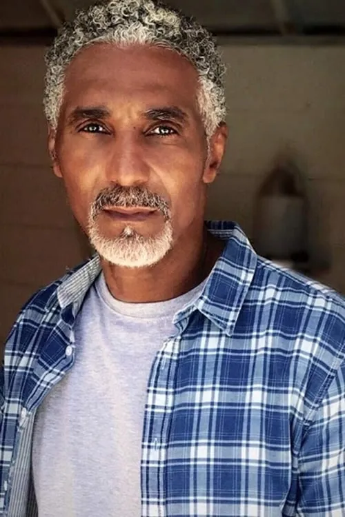 Andray Johnson interpretando a Correction Officer Brown