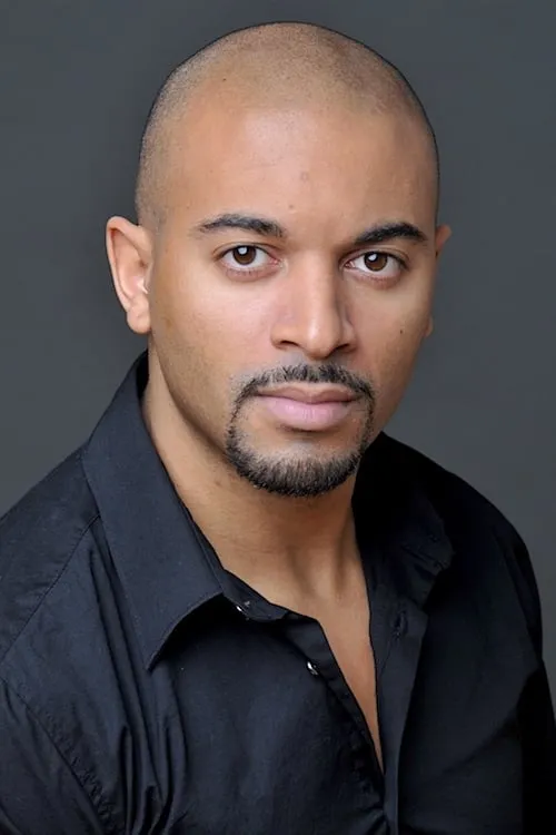 André Bédard interpretando a Captain Jackson