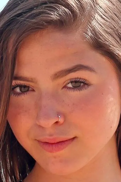 Andrea Bueno — personaje: Self - Contestant