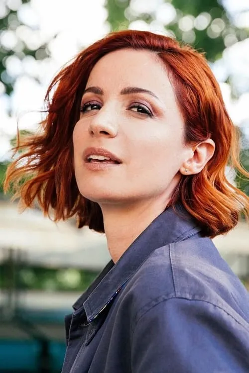 Andrea Delogu interpretando a Elena