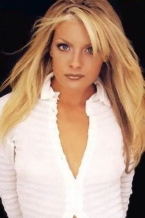 Andrea Langi interpretando a Elsa Thorne