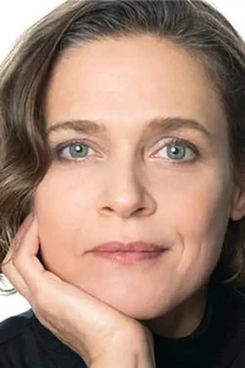 Andrea Leigh interpretando a Psychologist