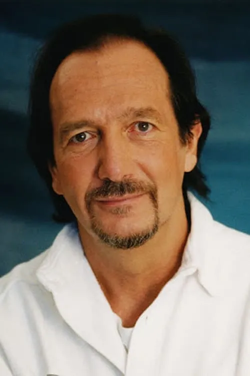 Andrea Mingardi interpretando a Andrea