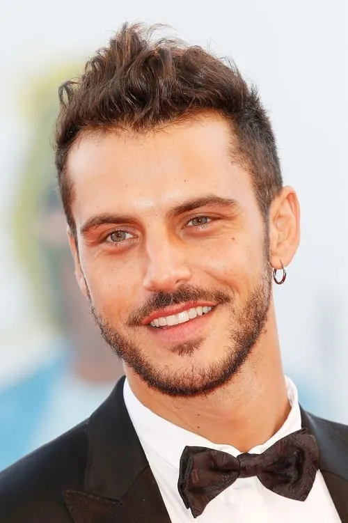 Andrea Montovoli interpretando a Marco