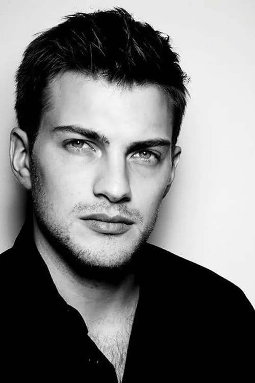 Andreas Wilson interpretando a Assistant